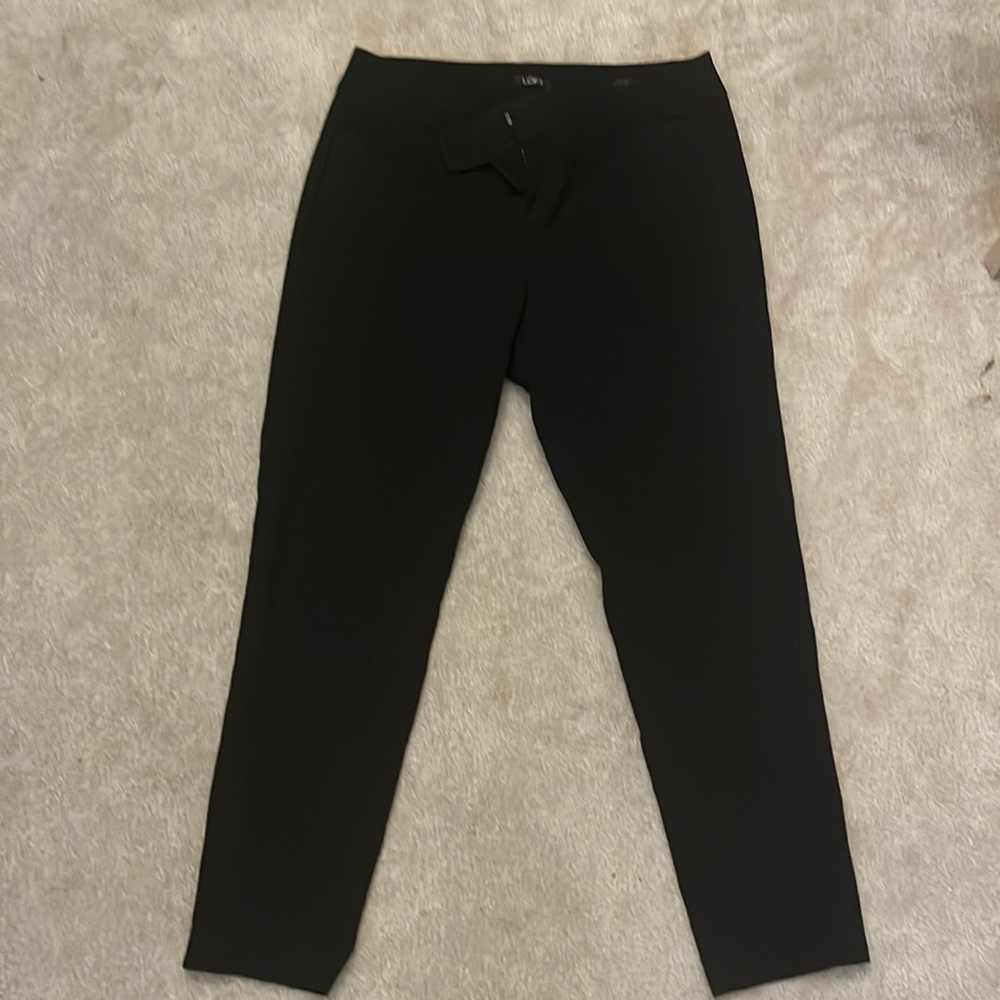 Women's size 6 Loft, Julie skinny, black dressy capris.